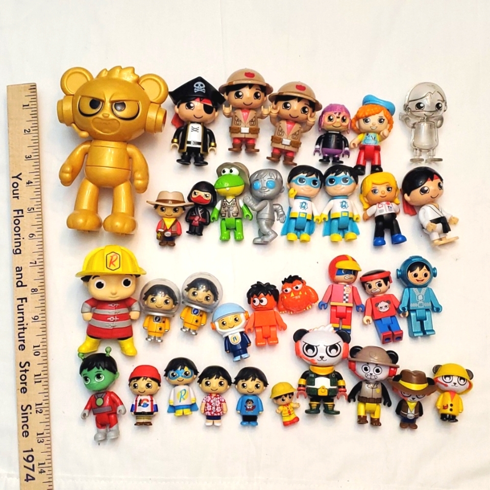 : 34 pc used Ryans World toy figures ideal party favors including invisible toy